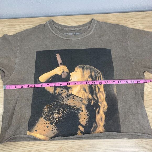 Taylor Swift UO Exclusive Red Taylor's Version Album Crop Graphic Shirt Size M - Picture 8 of 9